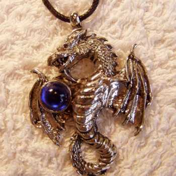 12 Drache mit blauem Stein
