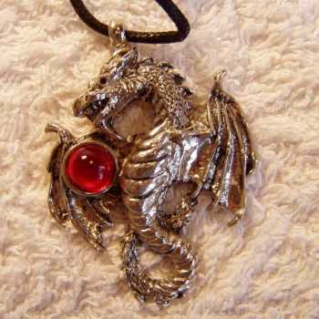 11 Drache mit rotem Stein